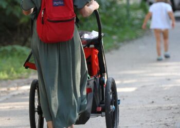 Mutter mit Kind und Kinderwagen (Archiv)