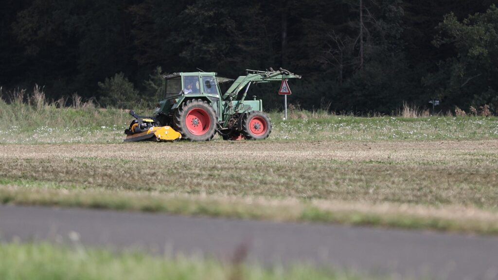 Bauer auf Traktor (Archiv)