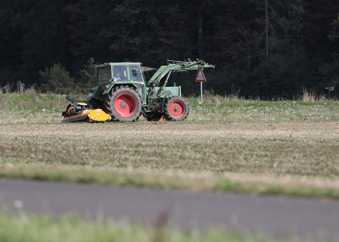 Bauer auf Traktor (Archiv)