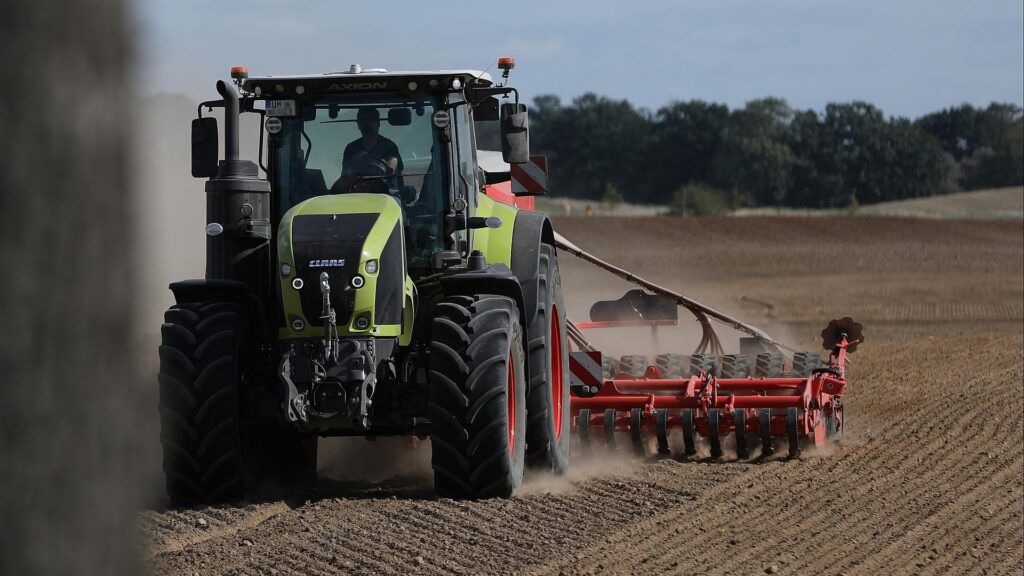 Erzeugerpreise landwirtschaftlicher Produkte im Januar gesunken 11 Bauer mit Traktor (Archiv)