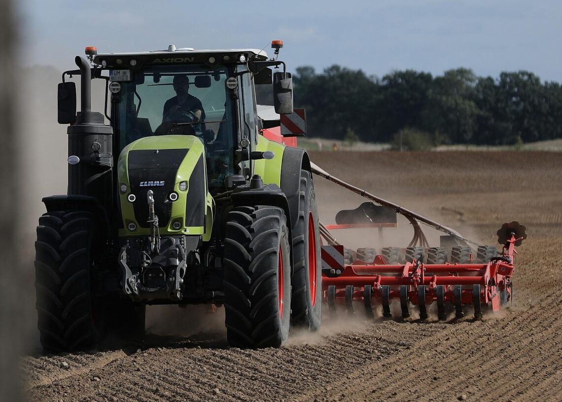 Bauer mit Traktor (Archiv)