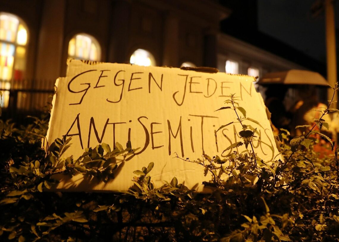 Mahnwache vor der Synagoge (Archiv)