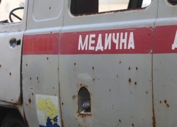 Im Ukraine-Krieg zerschossener Kleinbus (Archiv)