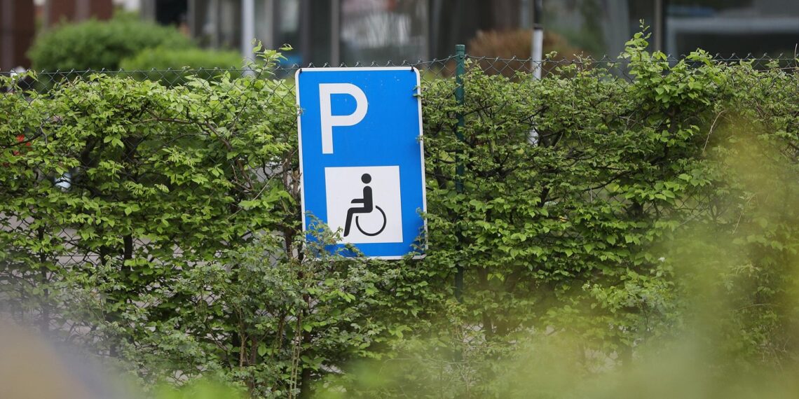 VdK verlangt starkes Behindertengleichstellungsgesetz 1 Behinderten-Parkplatz (Archiv)