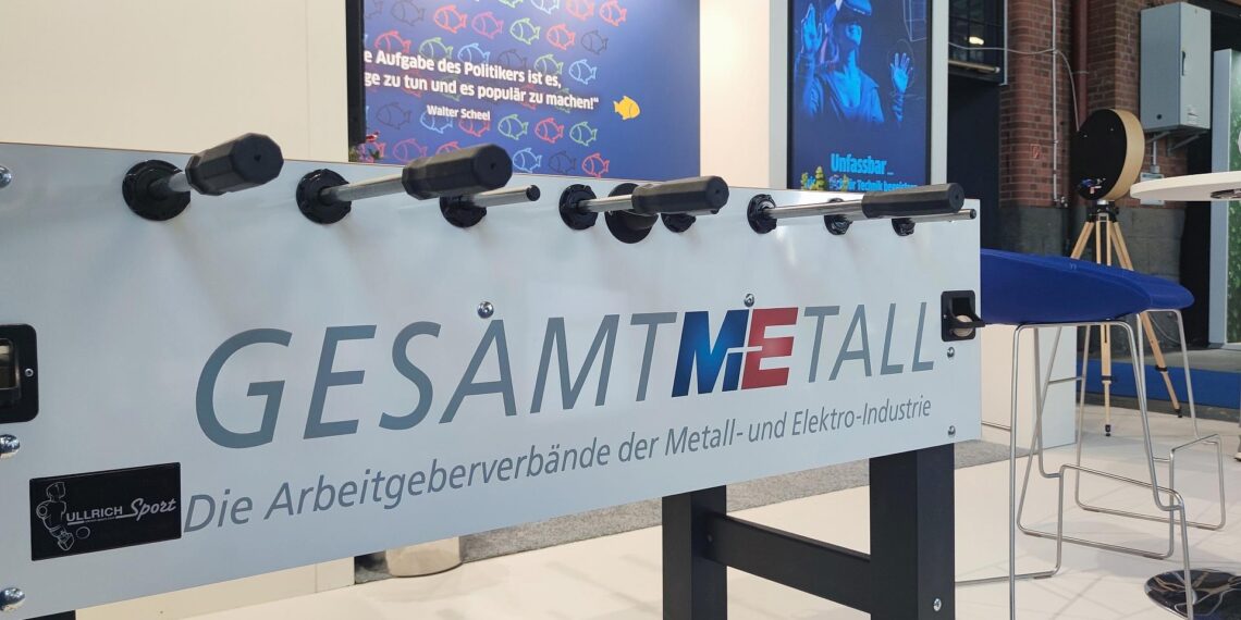 Gesamtmetall drängt auf tiefgreifende Sozialstaatsreformen 1 Kicker mit Gesamtmetall-Logo (Archiv)