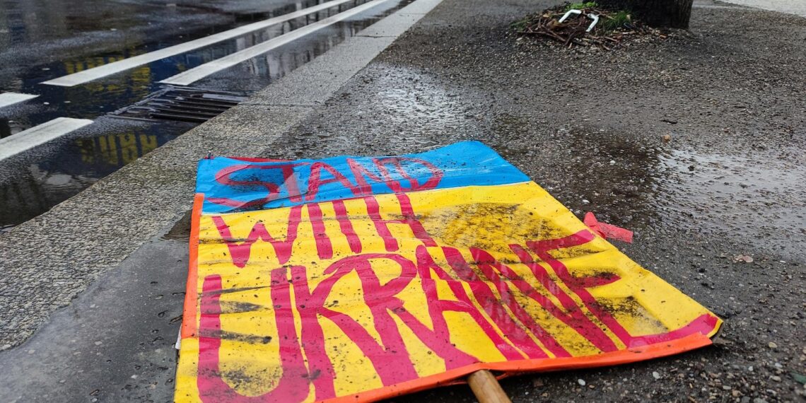 Belgien fürchtet Risiken für Ukraine-Finanzierung durch US-Plan 1 Schild `Stand with Ukraine` liegt auf dem Boden (Archiv)