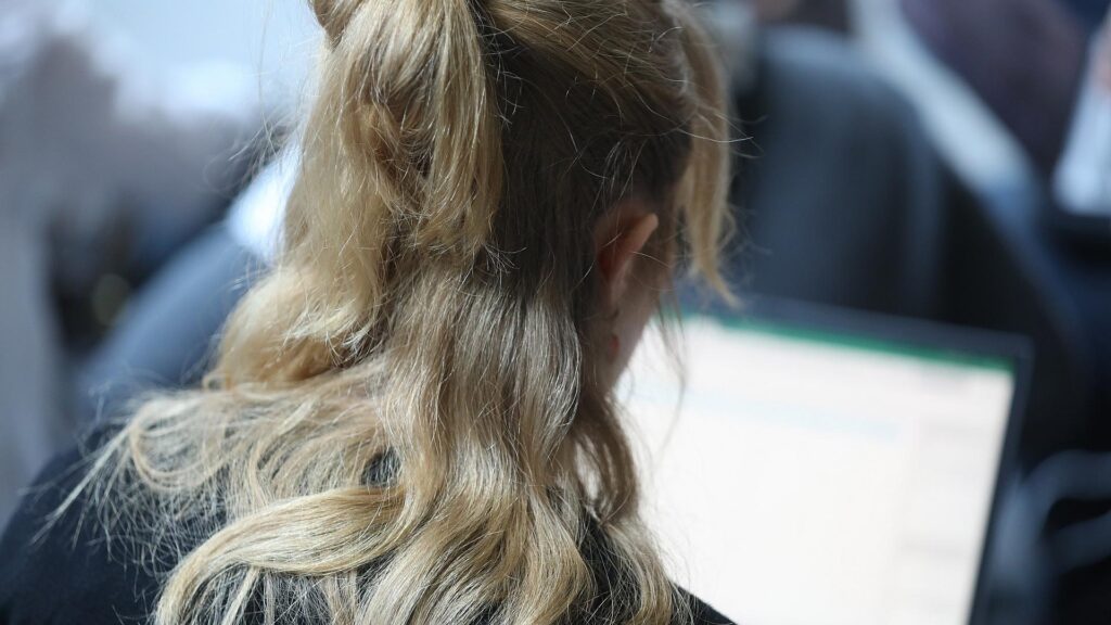 Junge Frau mit Laptop (Archiv)