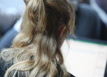 Junge Frau mit Laptop (Archiv)