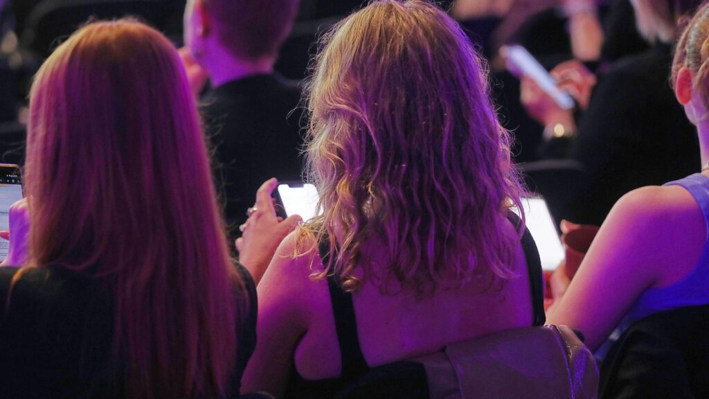 Junge Leute mit Smartphone (Archiv)