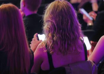 Junge Leute mit Smartphone (Archiv)