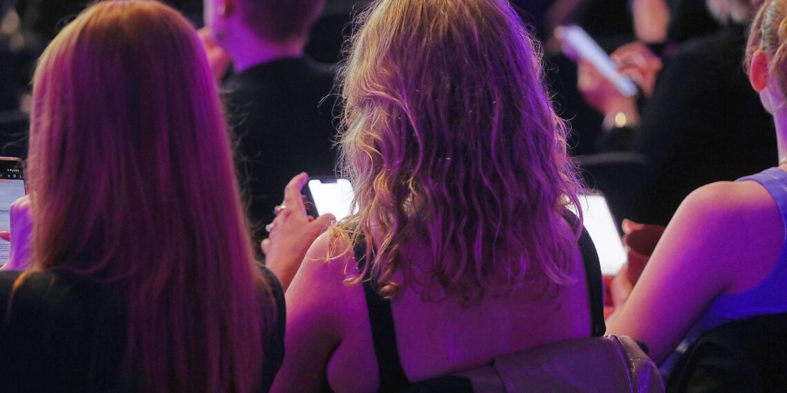 Junge Leute mit Smartphone (Archiv)