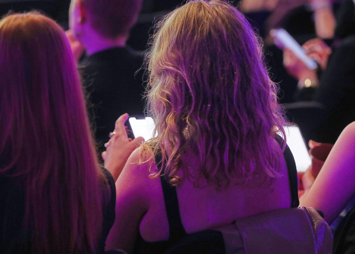 Junge Leute mit Smartphone (Archiv)