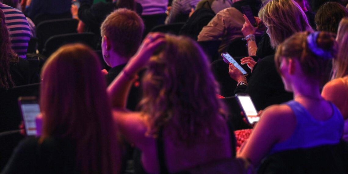 Junge Leute mit Smartphone (Archiv)