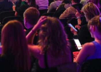 Junge Leute mit Smartphone (Archiv)
