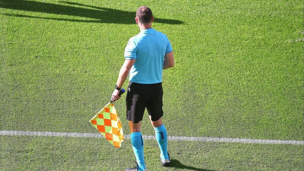 Linienrichter mit Fahne (Archiv)