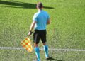 Linienrichter mit Fahne (Archiv)