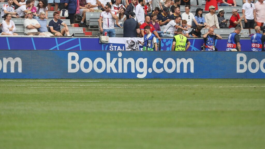 Bandenwerbung für Booking.com (Archiv)