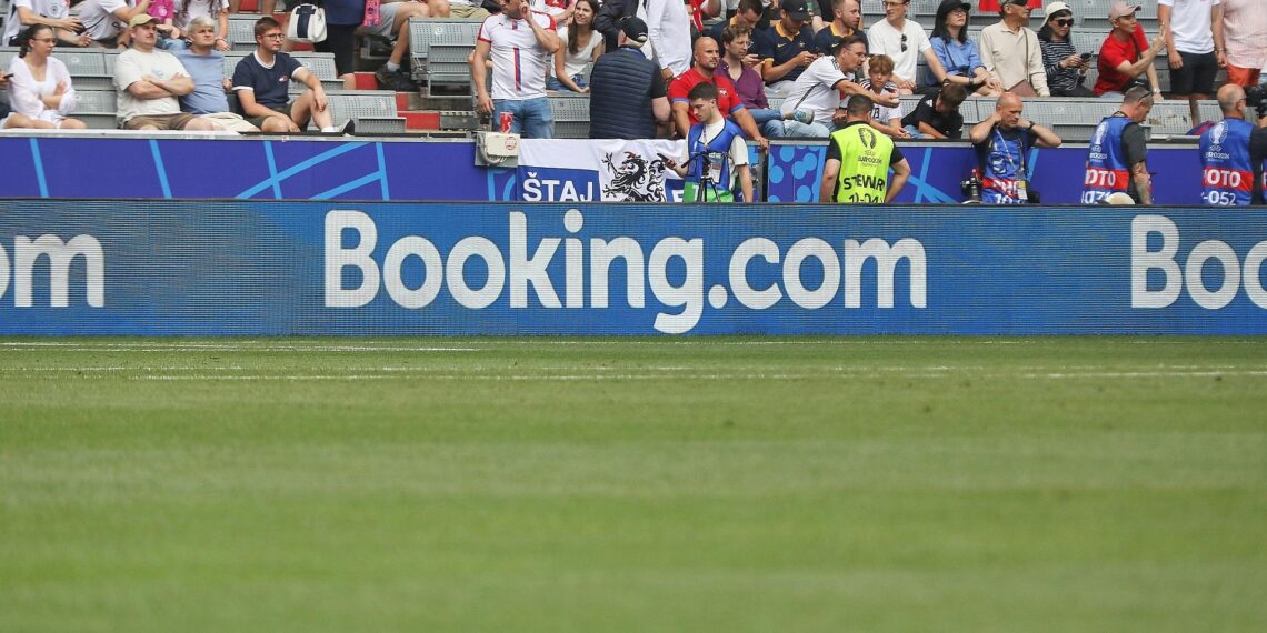 Bandenwerbung für Booking.com (Archiv)