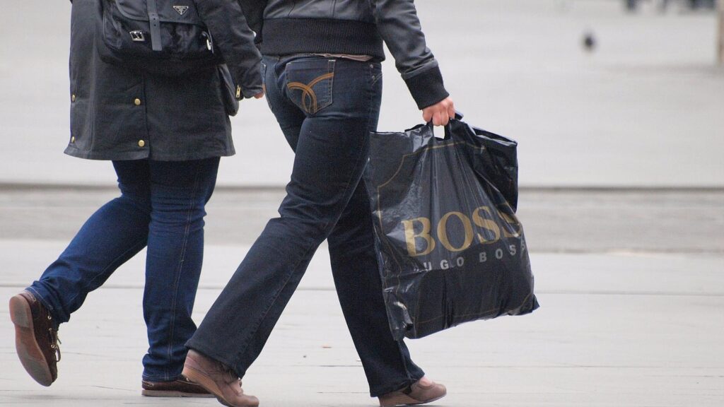 Frau mit Einkaufstasche (Archiv)