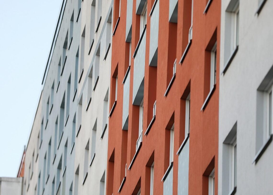 Wohnungen in einem Plattenbau (Archiv)