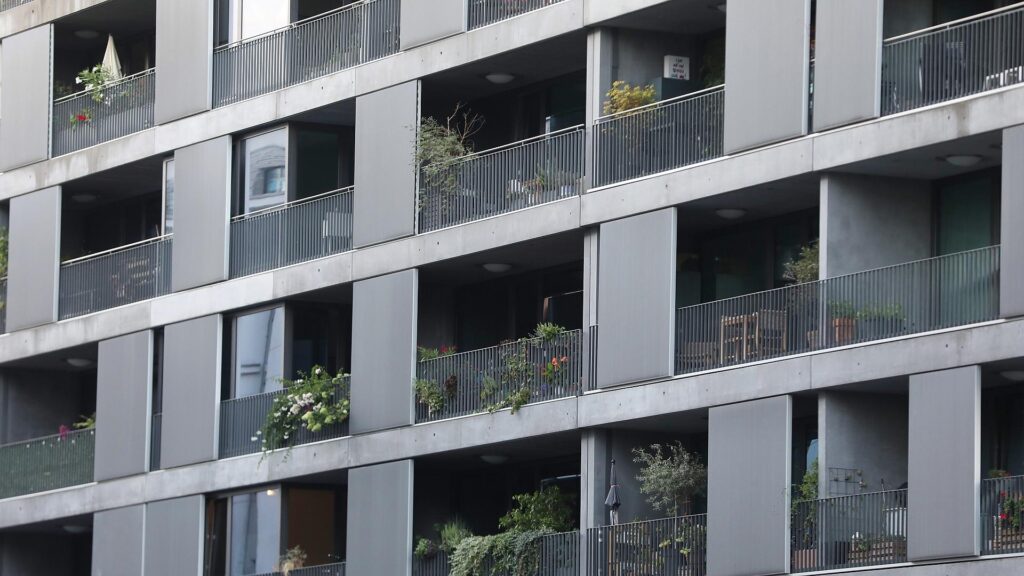 Modernes Wohnhaus mit Balkonen (Archiv)