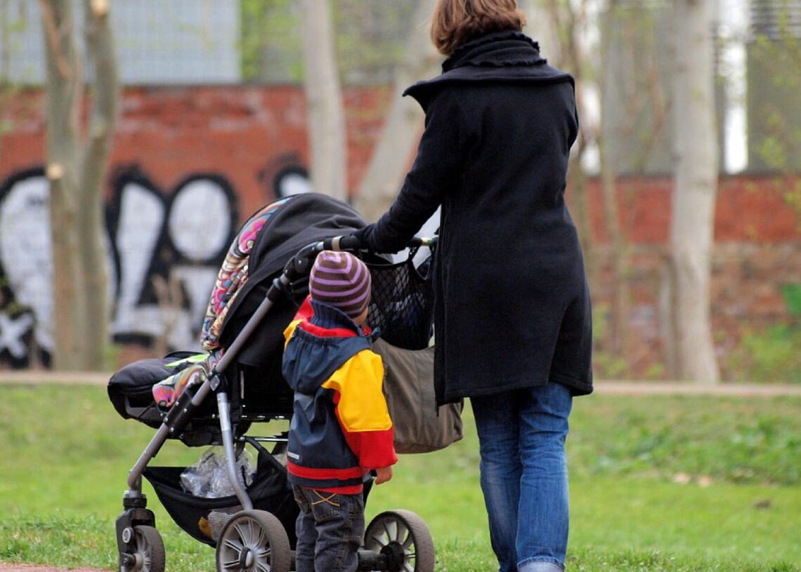 Mutter mit Kinderwagen (Archiv)