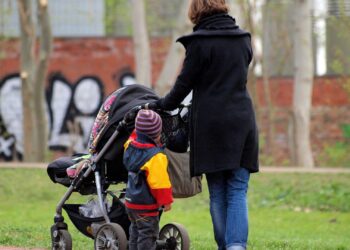 Mutter mit Kinderwagen (Archiv)