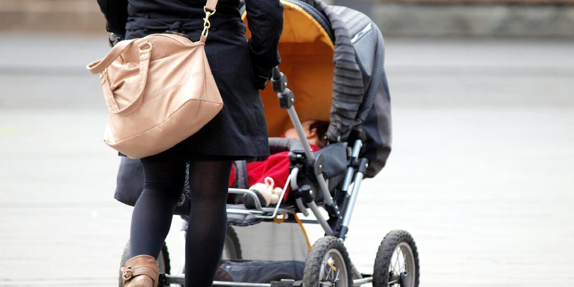 Mutter mit Kleinkind und Kinderwagen (Archiv)