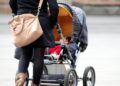 Mutter mit Kleinkind und Kinderwagen (Archiv)