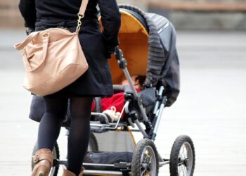 Mutter mit Kleinkind und Kinderwagen (Archiv)