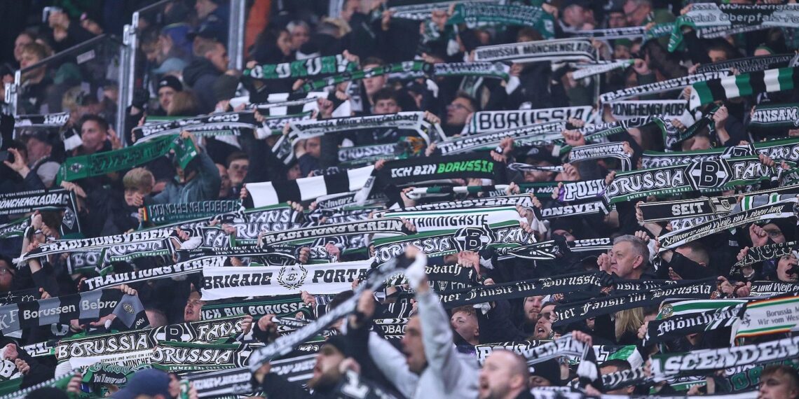 Sport-Geschäftsführer Virkus tritt in Gladbach zurück 1 Fans von Borussia Mönchengladbach (Archiv)