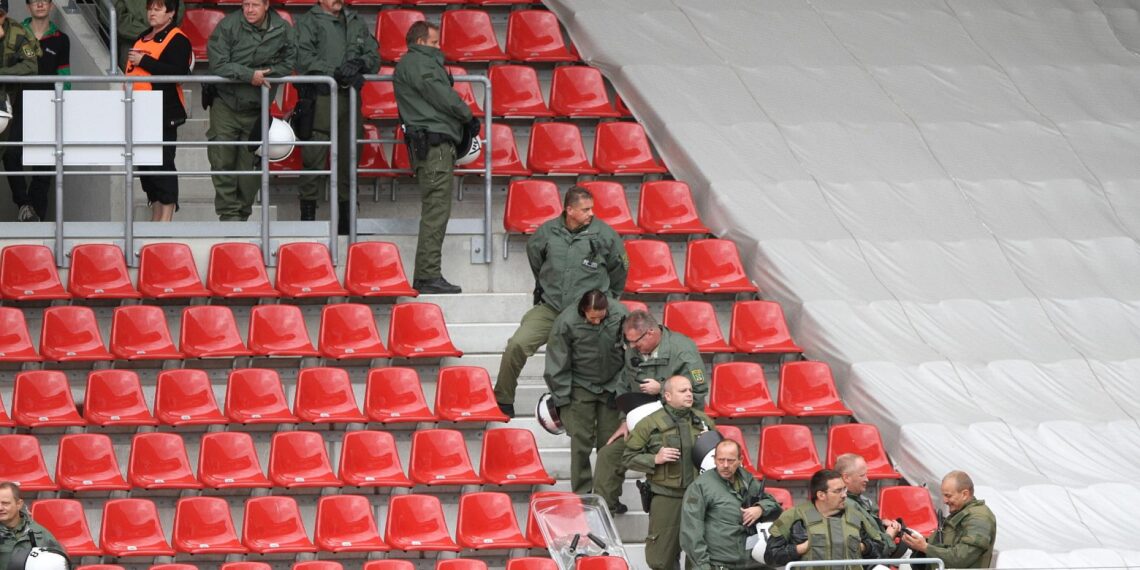Polizei im Fußball-Stadion (Archiv)