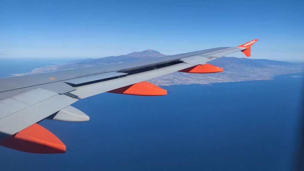 Klimawandel: Reiseanbieter schlägt Verschiebung der Sommerferien vor 8 Gran Canaria aus einem Easyjet-Flugzeug aus gesehen (Archiv)