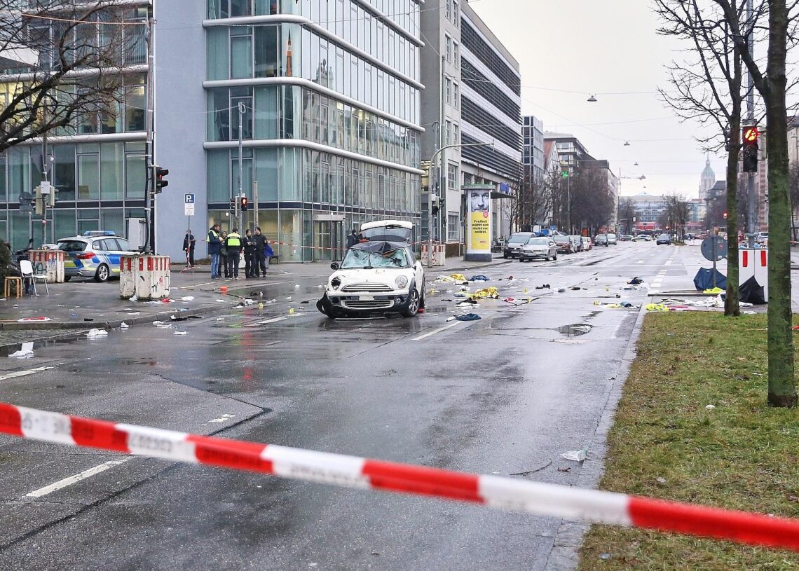 Auto fährt in München in Menschenmenge (Archiv)