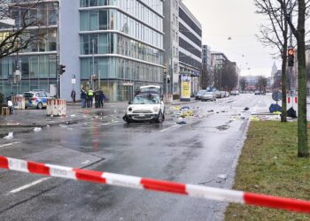 Auto fährt in München in Menschenmenge (Archiv)