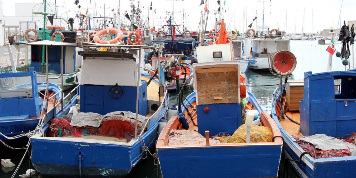 Schiffe in einem Hafen (Archiv)