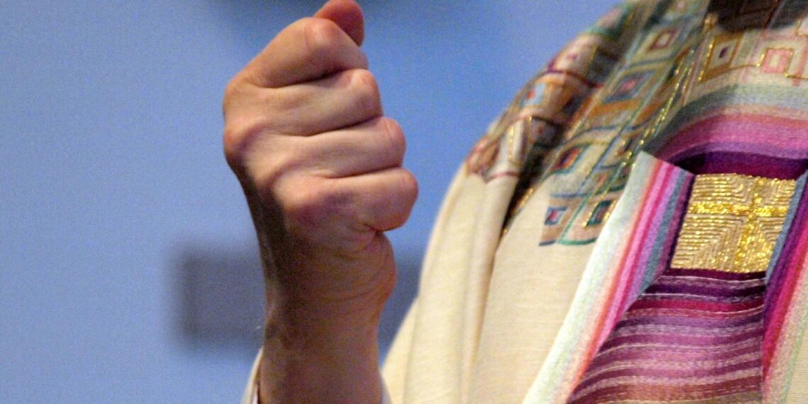 Katholischer Pfarrer in einer Messe (Archiv)