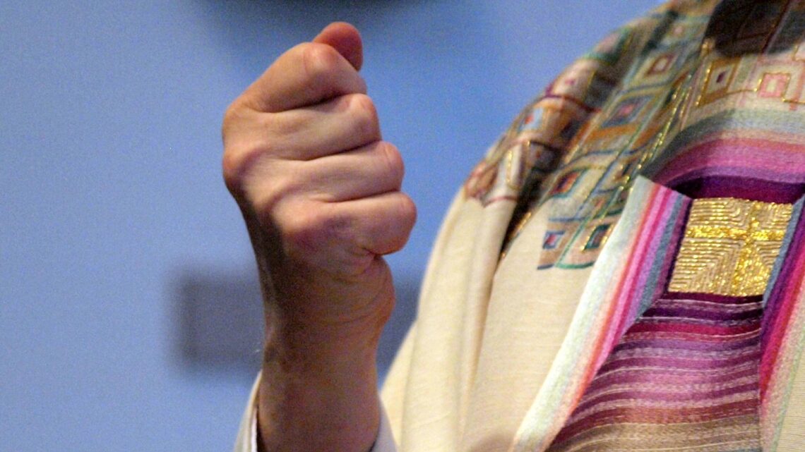 Katholischer Pfarrer in einer Messe (Archiv)