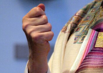 Katholischer Pfarrer in einer Messe (Archiv)