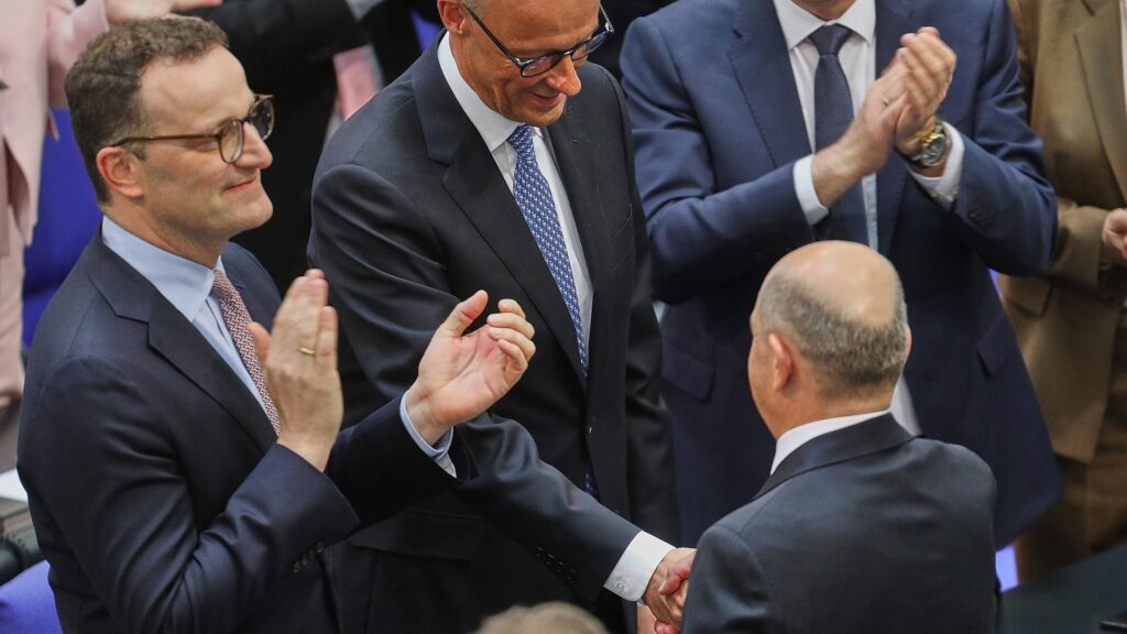Olaf Scholz gratuliert Friedrich Merz nach der Kanzlerwahl (Archiv)