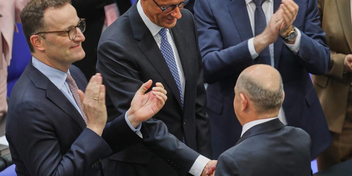 Olaf Scholz gratuliert Friedrich Merz nach der Kanzlerwahl (Archiv)