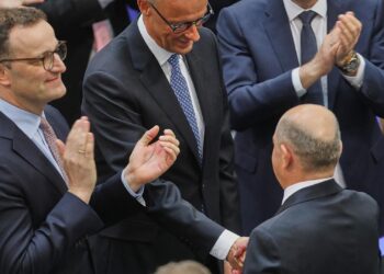Olaf Scholz gratuliert Friedrich Merz nach der Kanzlerwahl (Archiv)