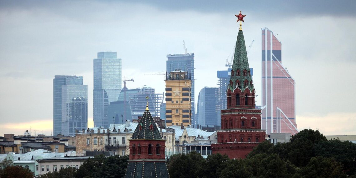 Turm des Kreml in Moskau mit dem Moskauer Bankenviertel im Hintergrund (Archiv)