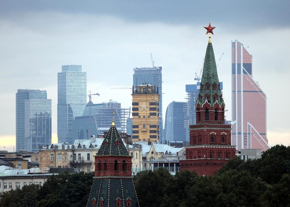 Turm des Kreml in Moskau mit dem Moskauer Bankenviertel im Hintergrund (Archiv)