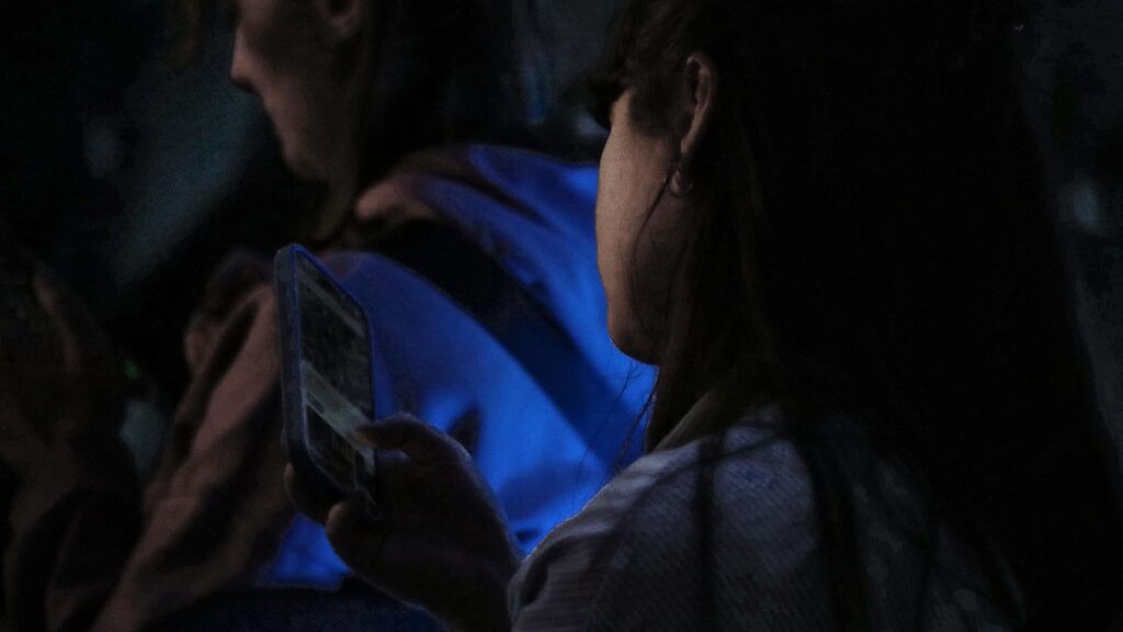 Junge Frau mit Smartphone (Archiv)