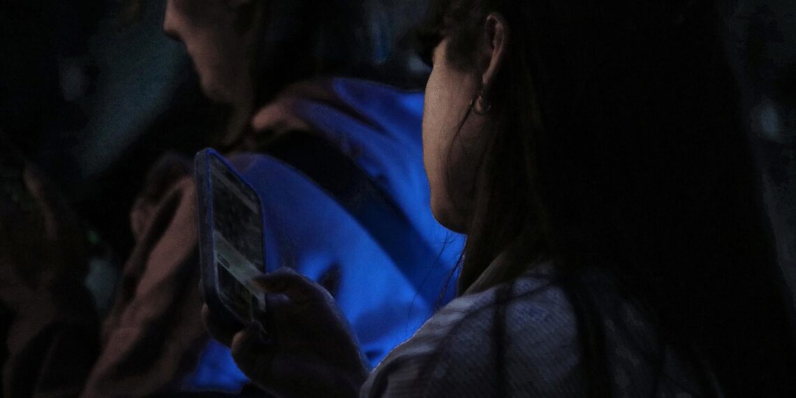 Junge Frau mit Smartphone (Archiv)