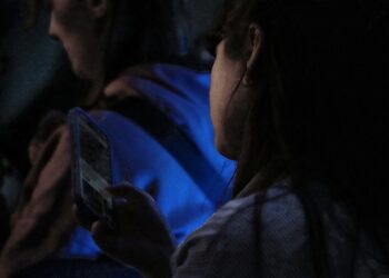 Junge Frau mit Smartphone (Archiv)