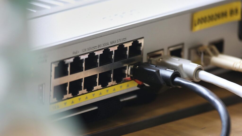 Schwarz-Rot einigt sich auf Cybersicherheitsgesetz 9 Netzwerk-Patchpanel (Archiv)