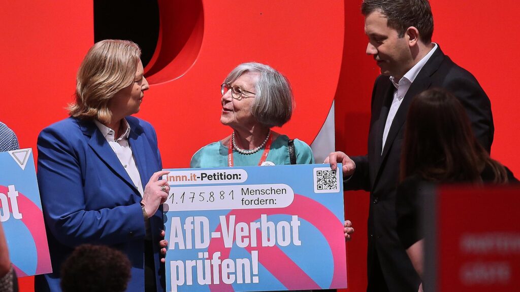Bärbel Bas und Lars Klingbeil mit Schild zu Petition zu AfD-Verbot (Archiv)