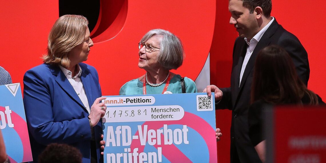 Bärbel Bas und Lars Klingbeil mit Schild zu Petition zu AfD-Verbot (Archiv)